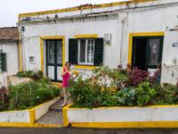 Azoreanerin vor ihrem Haus mit Garten - Horta - Faial